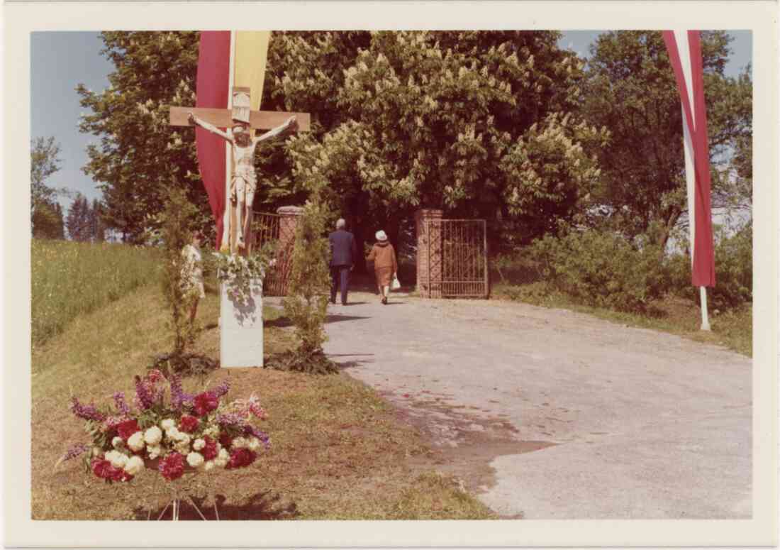 Untere Eingangstor zum Friedhof