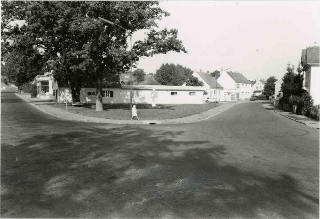 Northampton Platz an der Kreuzung Grazer Straße und Kirchengasse mit dem Elektrohaus Vajc, der Bekenntnissäule und dem A&O Markt im August 1971