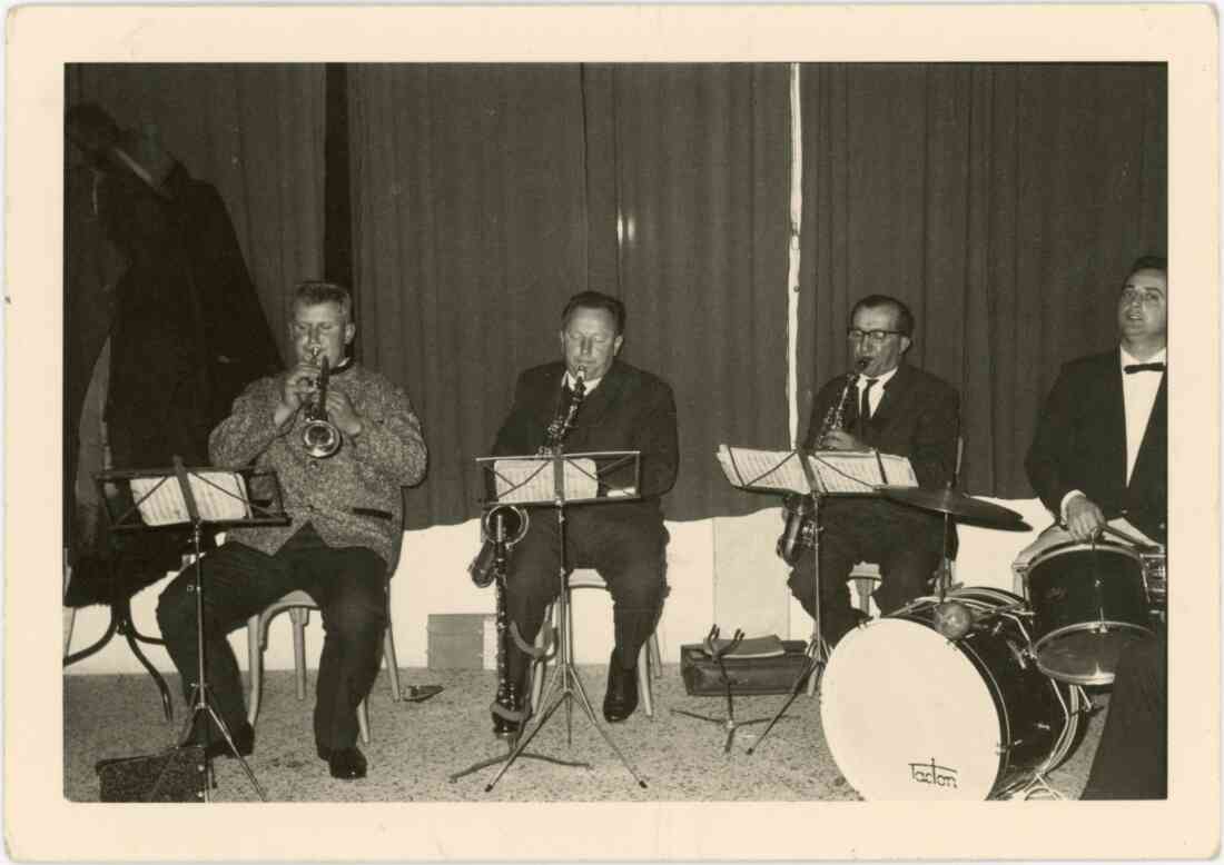 Tanzkapelle Karl Kapesky. Von links nach rechts: Rudolf Horvath, Karl Csar aus Bocksdorf, Karl Kapesky, Walter Band