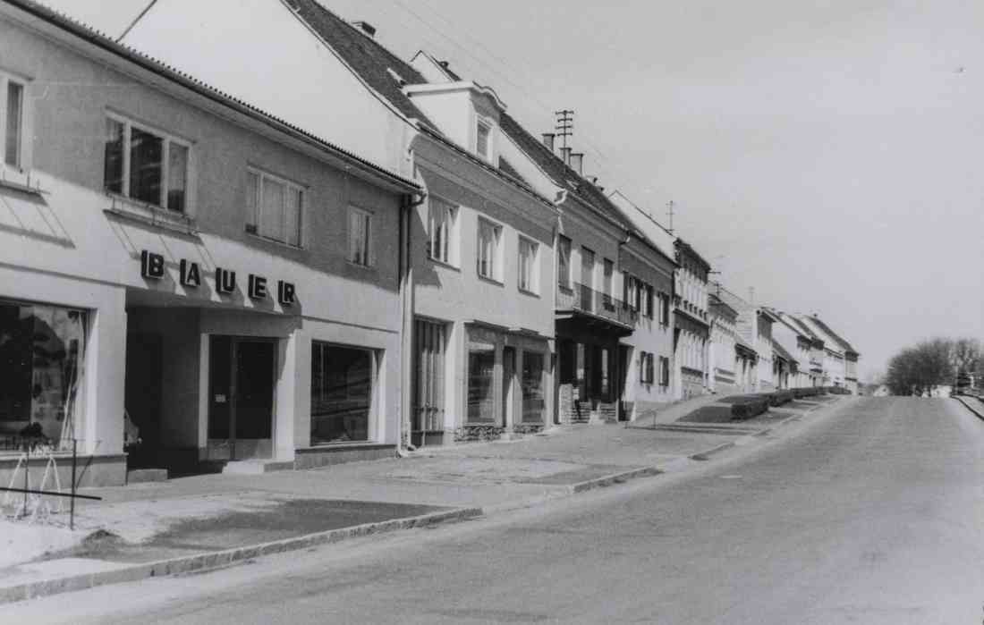 Hauptstraße, Baustoffhandel Bauer, Gazelle Bekleidungsgeschäft, Pieber Kreislerei, Fuhrunternehmen Wukovits, Bäckerei Holitz, Hauptplatz