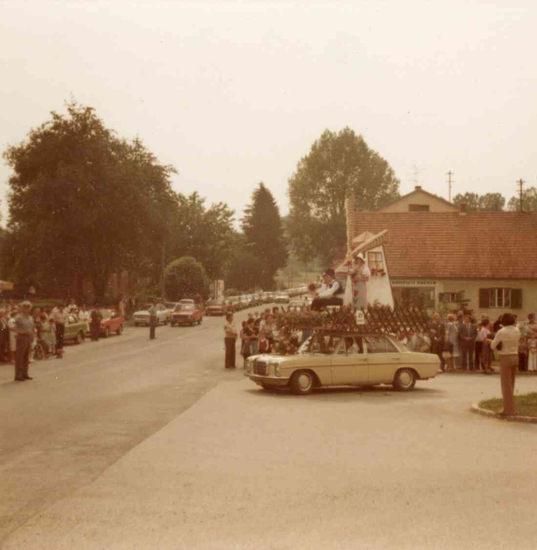 Volksfest mit Blumenkorso an der Kreuzung Grazer Straße - Kirchengasse mit dem Geschäft Elektro Vajc