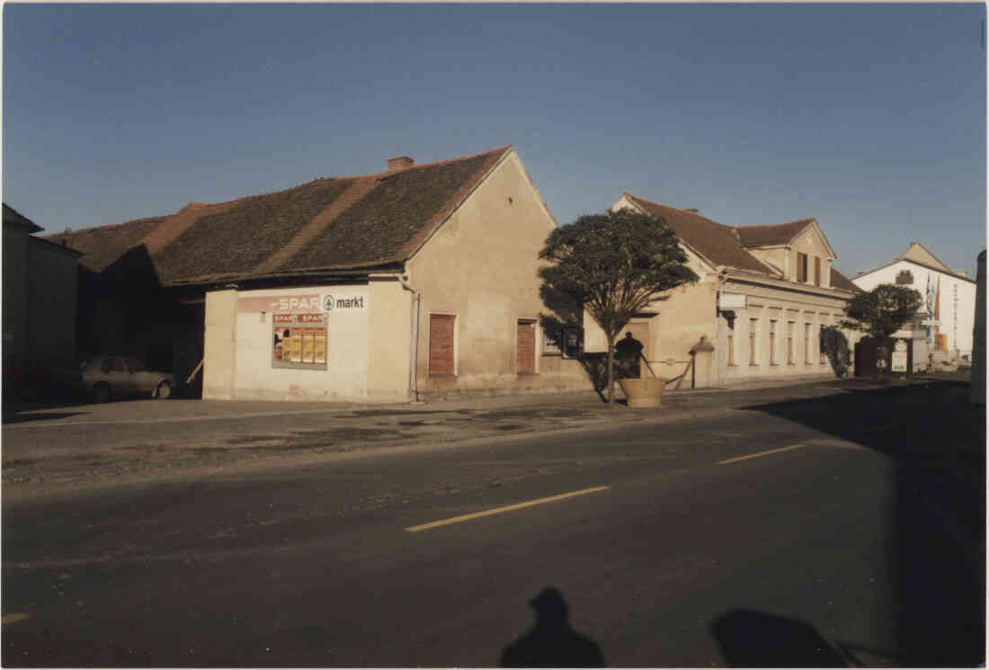 Ehemalige Gasthaus Neubauer in der Hauptstraße mit dem ehemaligen Sparmarkt, im Oktober 1987