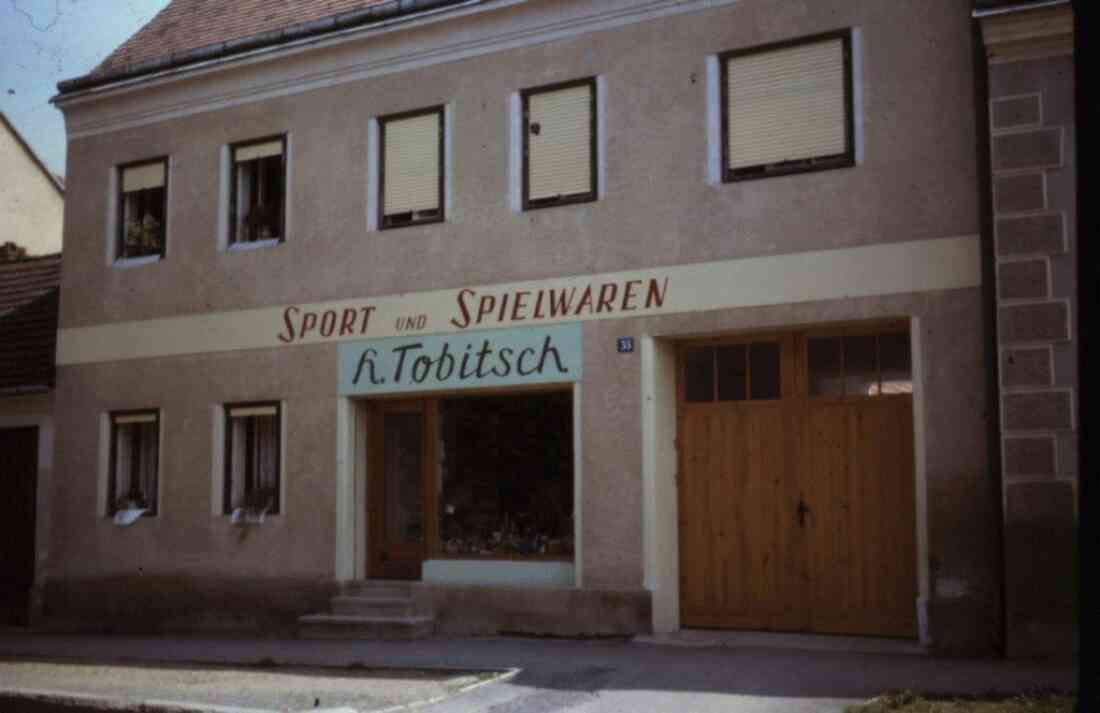 Das Sport und Spielwarengeschäft Tobitsch  am Fronleichnamstag 1966 oder 1967 am Hauptplatz