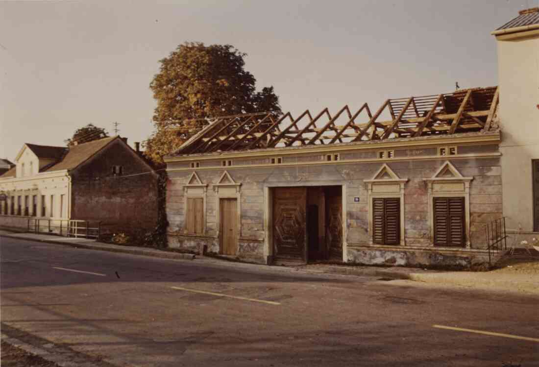 Hauptstraße und Haus Nummer 16, Senninger - Höltl wird abgetragen, links das Gasthaus Neubauer, rechts der Baustoffhandel Bauer am 16.10.1966