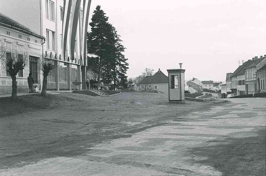 Sparkasse, Kastell, Hauptschule, Hauptstraße und eine Telefonzelle