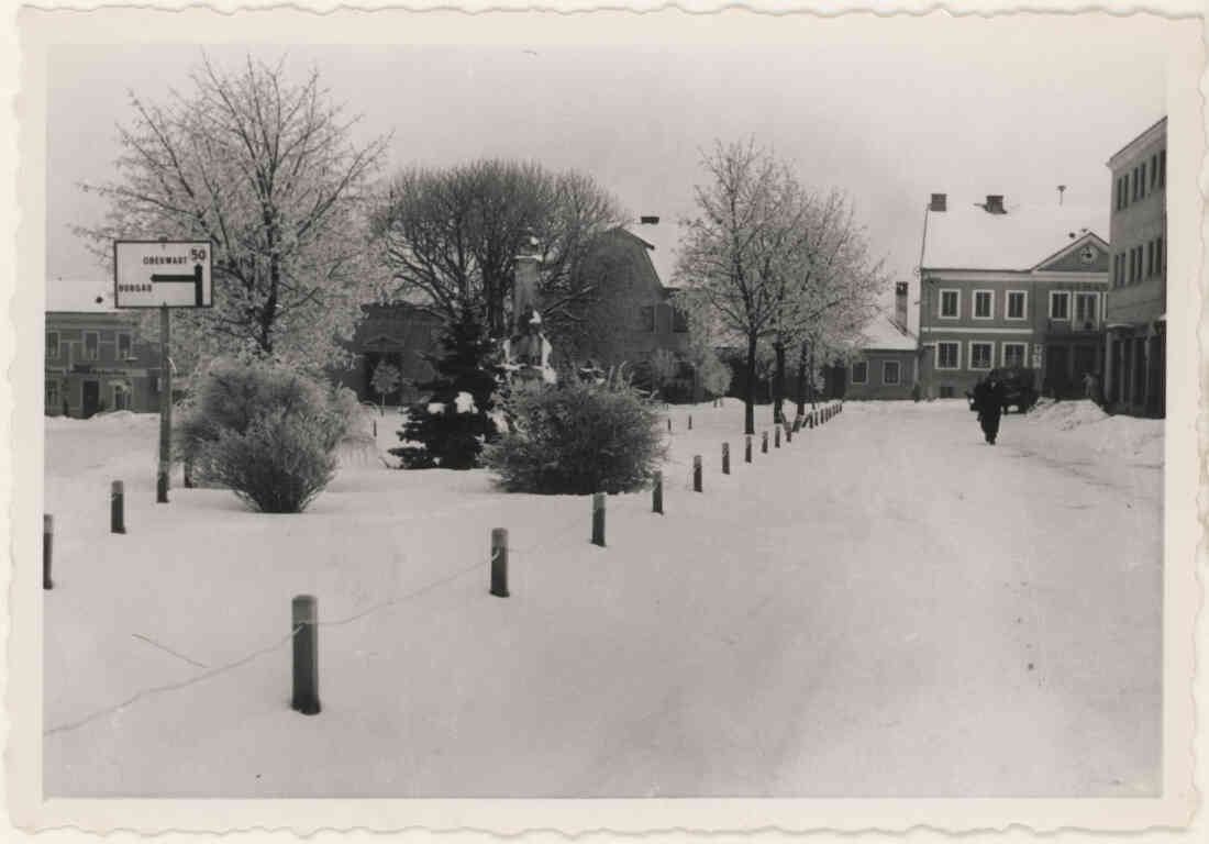 Hauptplatz mit Park, Kriegerdenkmal, Antoniuskapelle und Rathaus im Winter