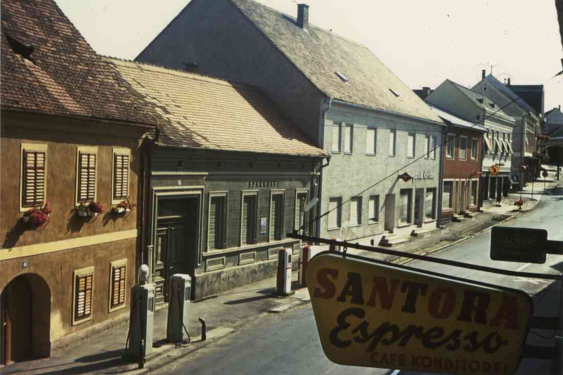 Herrengass mit der ehemaligen Sparkassse, der Drogerie Kottas und dem Kaufhaus Radnetter am 09. Mai 1967
