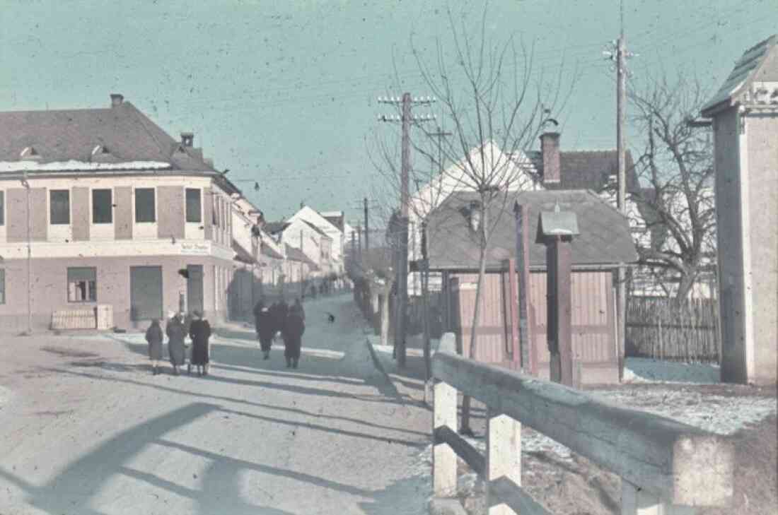 Herrengasse und Grazerstraße, rechts mit der kleinen Holzhütte, die Tabak Trafik Pendl