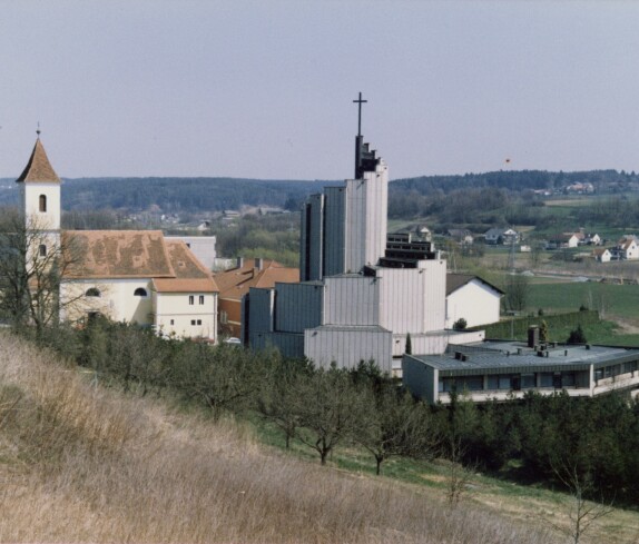 Ägidius Kirche, die Volksschule und die Heilig Geist Kirche, Kirchengasse im April 1988