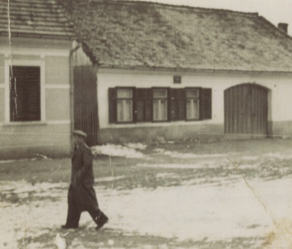 Links Haus Nummer 75, Familie Wagner, abgetragen, rechts Haus Nummer 74, heute Vorstadt 12, Karl Kern im Jahr 1939