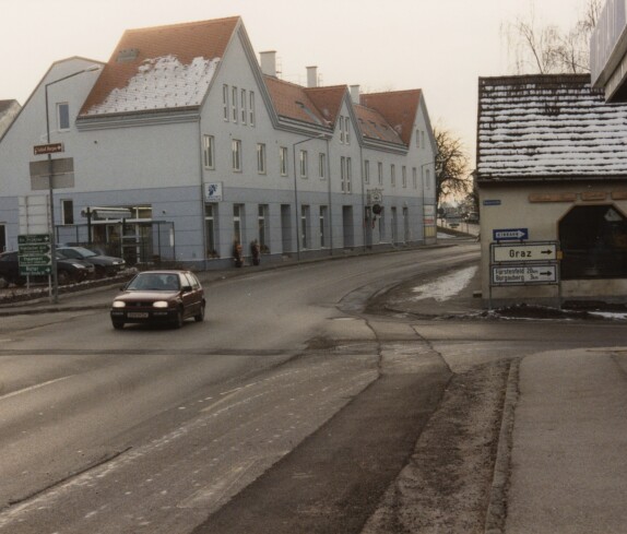 Haus Kapesky in der Wienerstraße mit Langers Blumeneck, dem Irish Pub Lima und der Fleischerei Schirnhofer am 16.01.1999