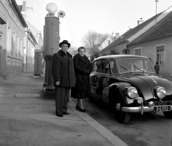 Rudolf und Hedwig Röhrich vor ihren Haus in der Herrengasse mit den Zapfsäulen der Tankstelle