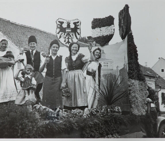 Volksfest mit Blumenkorso 18. August 1957 in der Hauptstraße