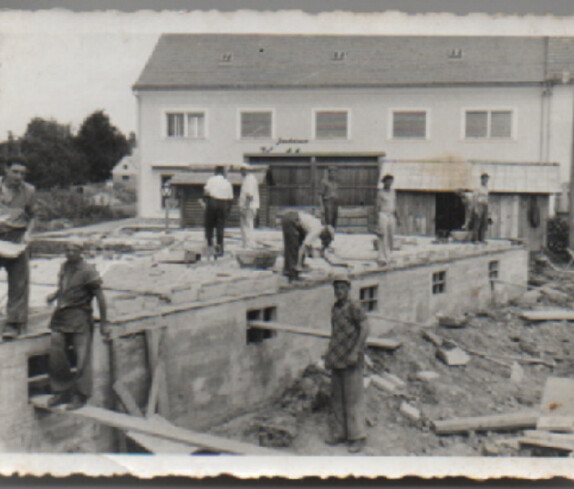 Bau des 20. Haus in der Angerstraße 1, im Hindergrund die Eisenhandlung Koller