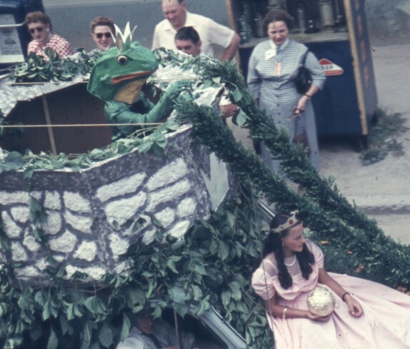 Volksfest und Blumenkorso 1955 in der Herrengasse und der Tankstelle