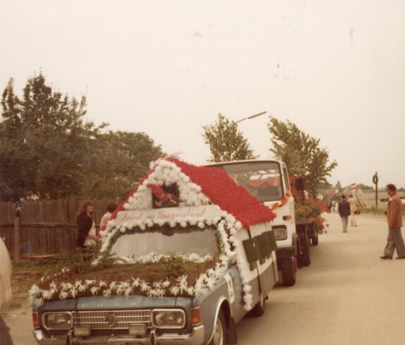 Volksfest mit Blumenkorso in der Kirchengasse