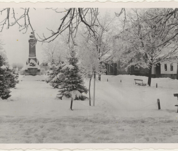Winter am Hauptplatz mit dem Park und dem Kriegerdenkmal
