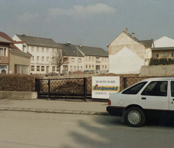 Neubau des Zielpunkt Geschäftes am Hauptplatz im März 1989