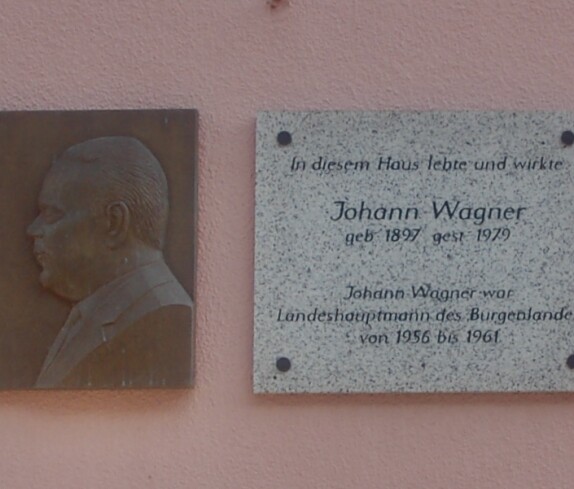 Die Enthüllung der Gedenktafel an den Landeshauptmann Johann Wagner am 26. Dezember 1999 in der Herrengasse
