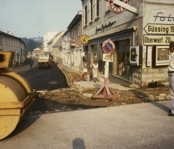 Herrengasse 1978, Raiffeisenbank, Loos Möbel, Kaufhaus Radnetter, Friseur Baumholzer, Elementar Versicherung, Drogerie Kottas