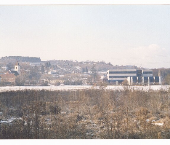Kirche, Volksschule, Friedhof  und HAK und  Handelschule am 04. Jänner 1987 in der Kirchengasse