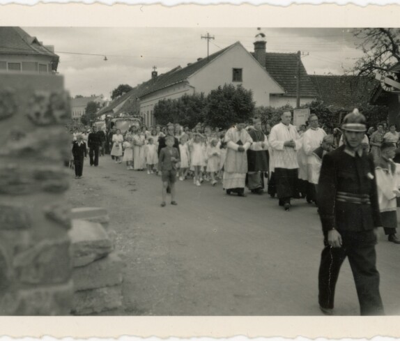 Glockenweihe in Stegersbach am 01. September 1950, der Prozessionszug in der Herrengasse und der Grazerstraße mit dem Fuik Haus und der Tabak Trafik Pendl
