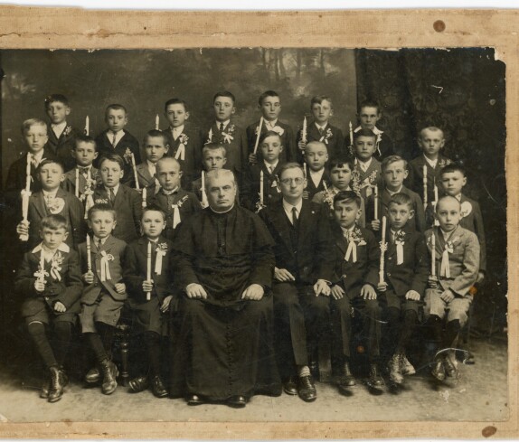 Erstkommunion mit Pfarrer Karl Braun und Lehrer Karl Gori Schneider cirka 1933