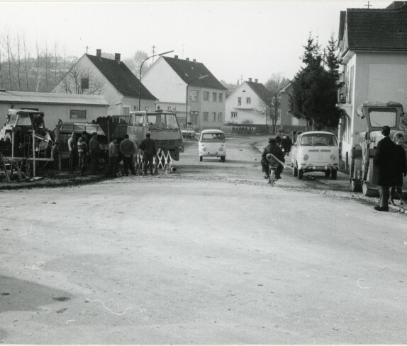 Straßenregulierung der Kirchengasse mit der der Bekenntnissäule und dem A&O Markt
