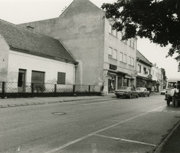 Hauptplatz mit Reisebüro Sagmeister, Uhren Schmuck Kellner, Cafe Eva und Schuhhaus Tobitsch am 19.05.1988