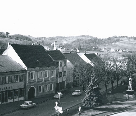 Hauptstraße, Hauptplatz mit Park, Apotheke und Kirchengasse mit Kirche und Volksschule