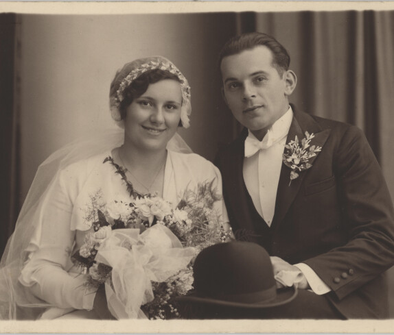 Unser lieben guten Tante Hedi zur Erinnerung Leo und Hilda in Mödling am 29. April 1934, Hochzeitsfoto