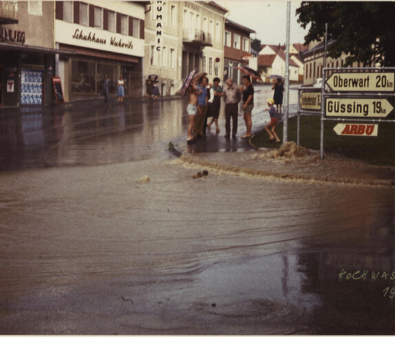 Hauptplatz mit dem Konsum Geschäft, dem Schuhhaus Wukovits, dem Rathaus, dem Geschäft Kaiser und den ehemaligen Gasthaus Bauer, Hochwasser im Jahr 1978