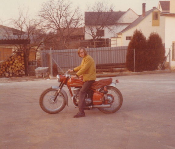 Peter Pelzmann mit seiner Maschin, im Hof der Familie Bauer und der Firma Baustoffhandel Bauer Hauptstraße 18