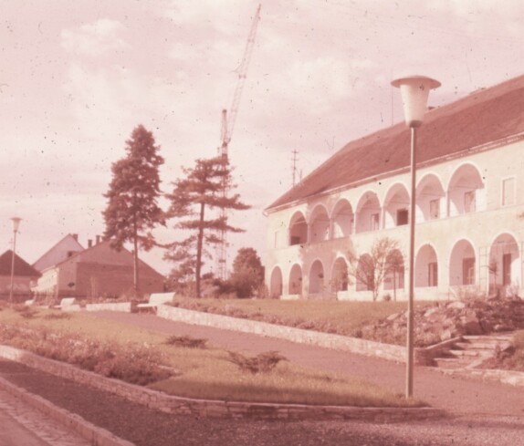 Hauptstraße mit dem Kastell und ehemaligen Museum