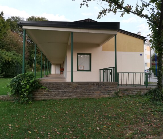 Ehemaliges Schwimmbad, nun ein Biotop der Mittelschule Stegersbach in der Kastellstraße 1