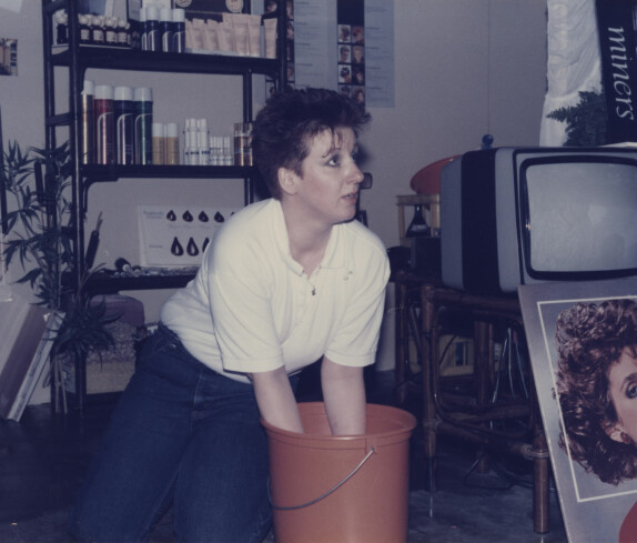 Wirtschaftsausstellung Stegersbach im Jahr 1985 und 1986 in der Hauptschule Stegersbach, Vorbereitung für den Stand von dem Friseurgeschäft von Roland Kranz