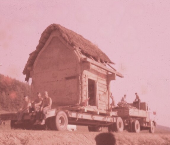 Transport eines alten Bauernhaus für das ehemalige Freilichtmuseum Stegersbach hinter dem Kastell