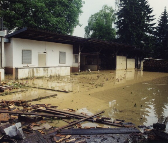 Hochwasser am 27.06.1998 im Hof der Spenglerei Janisch in der Kirchenstraße 8, früher Hausnummer 530