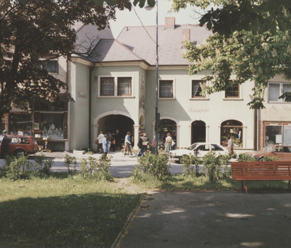 Die Geschäfte Bakanitsch, Kornfeld und der A&O Markt in der Hauptstraße, der Hauptplatz und der ehemalige Park