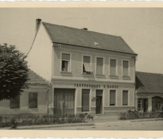 Fahrradhaus E. Garger am Hauptplatz 18 und rechts davon der Fleischhauer und Selcher Franz Mandler