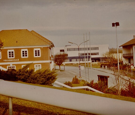 Volksschule, Bundeshandelsakademie und Bundeshandelschule und die Arztpraxis in der Kirchengasse am 26.12.1982