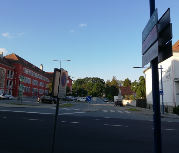 Hauptstraße, Kastellstraße mit der Hauptschule, der Musikschule und das ehemalige Fotostudio Maly am 31. Mai 2022