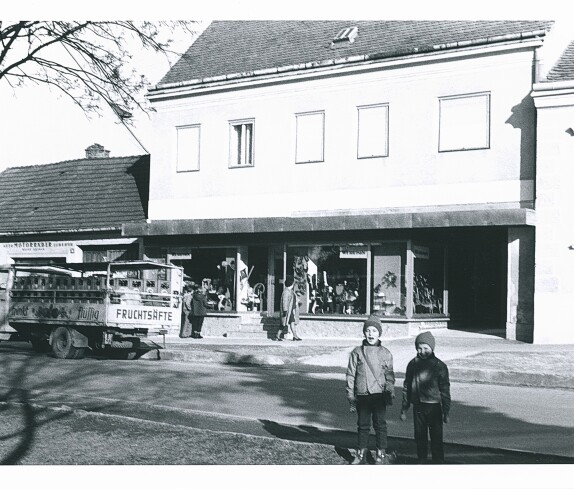 Auto und Motorräder Zubehör Geschäft und Schuhaus Tobitsch am 13.12.1971 am Hauptplatz