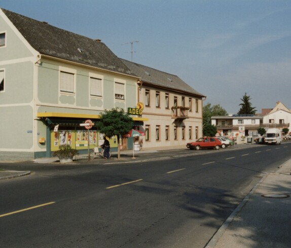 ADEG Markt der Familie Radnetter, Spar Markt und der Baustoffhandel Bauer in der Hauptstraße 26 im Jahr 1992