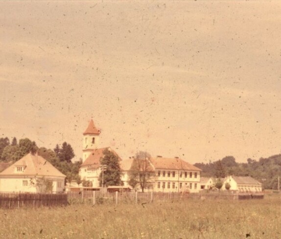 Kirchengasse mit der Ägidius Kirche und der Volksschule