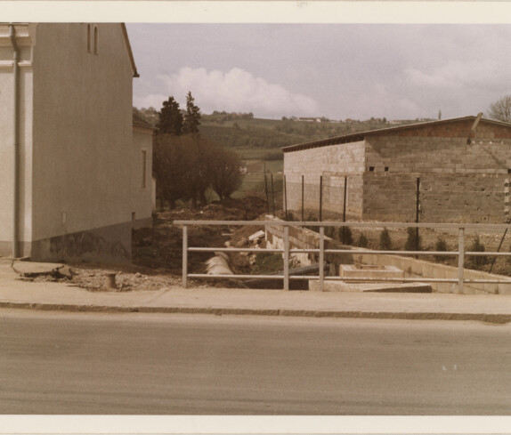 Ehemalige Gasthaus Neubauer, in der Hauptstraße mit Graben und Brücke am 23. 04. 1972