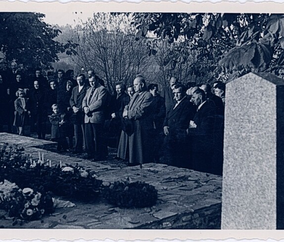 Kranzniederlegung Kriegsopferverband am 01.11.1954 mit Johann Wagner
