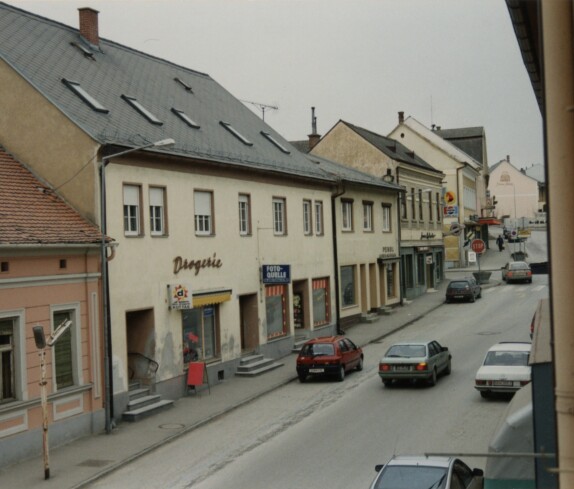 Herrengasse mit der Drogerie Kottas, dem Kaufhaus Radnetter am 03. März 1993