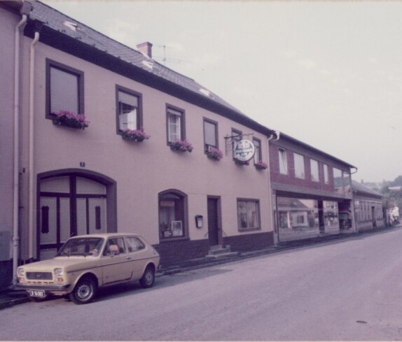 Herrengasse mit Cafe - Restaurant Mandler und dem Geschäft Reiter im Juli 1983