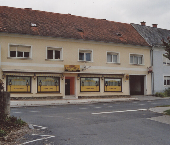 Cafe Pub Chelsea und der Installateur Heitzer, in der Hauptstraße 19